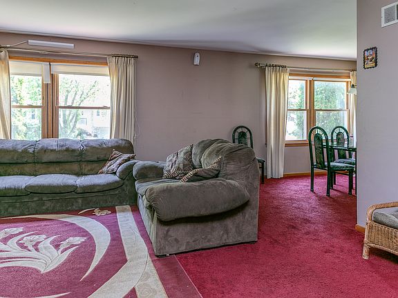 3rd image of 7431 Camelia Dr