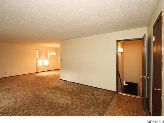 3rd image of 221 Riverwoods Cv