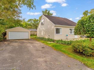 915 Brushwood Dr, Walled Lake, MI 48390