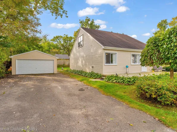 915 Brushwood Dr, Walled Lake, MI 48390