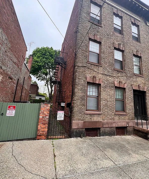 369 Hudson Ave #3B