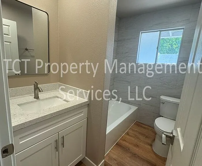 501 E Erie St #B — Photo 11