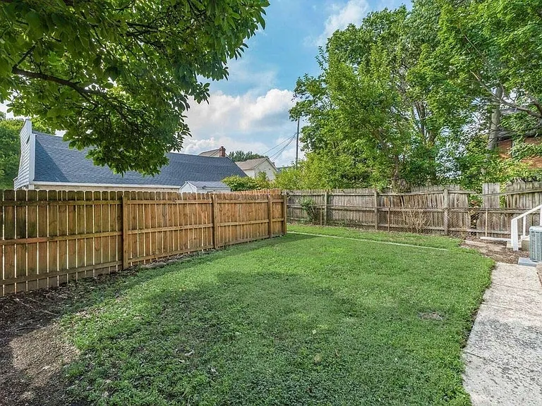 2339 Summit St — Photo 37