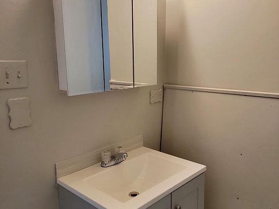 5th image of 82 Colorado Dr