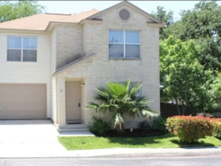 19 Fannin Post — Photo 1