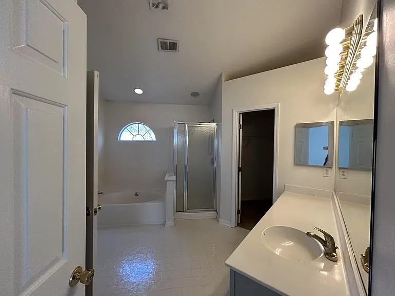 215 Spring Lake Dr — Photo 22