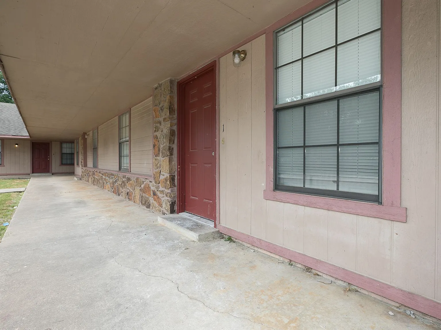 W Lillian St Fourplex — Photo 2