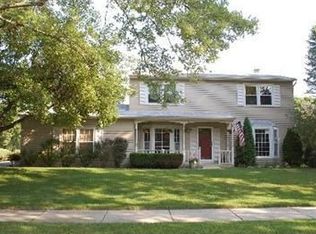 401 Carriage Hill Rd, Naperville, IL 60565