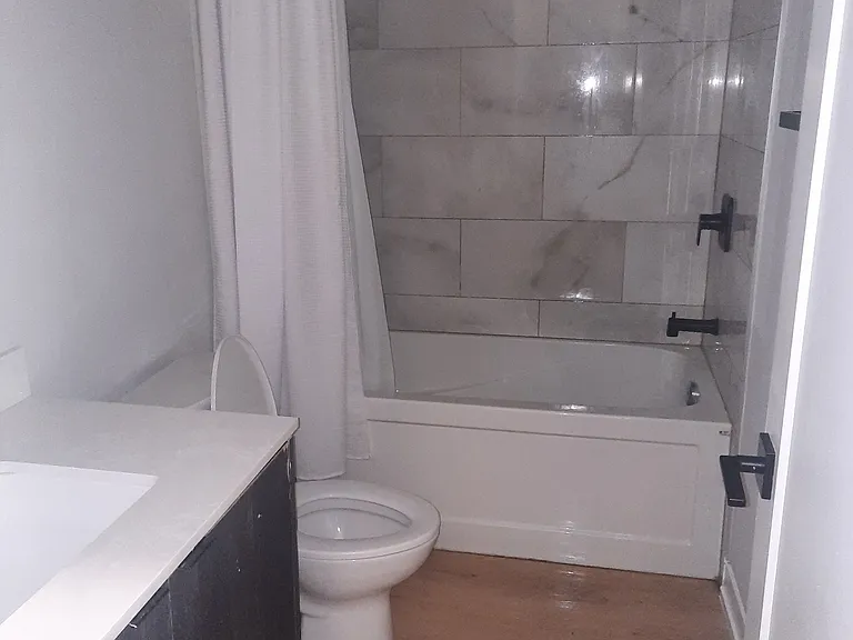 140 Simcoe St #208 — Photo 4