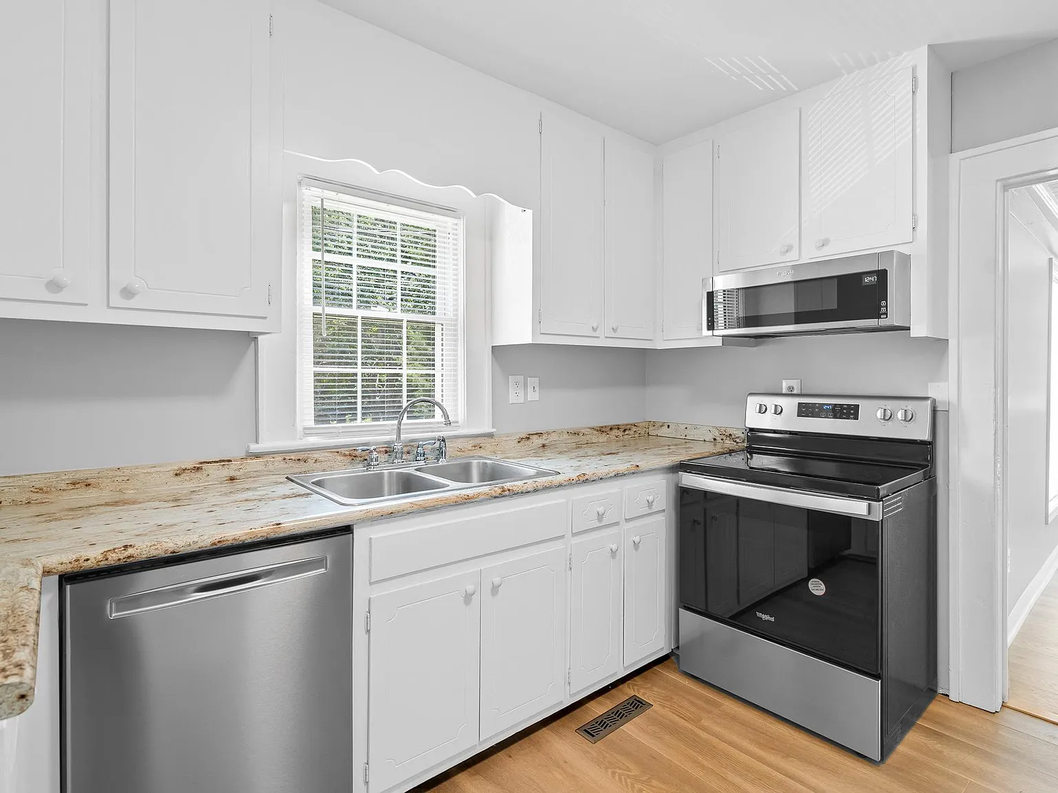 206 Woodale Dr — Photo 2