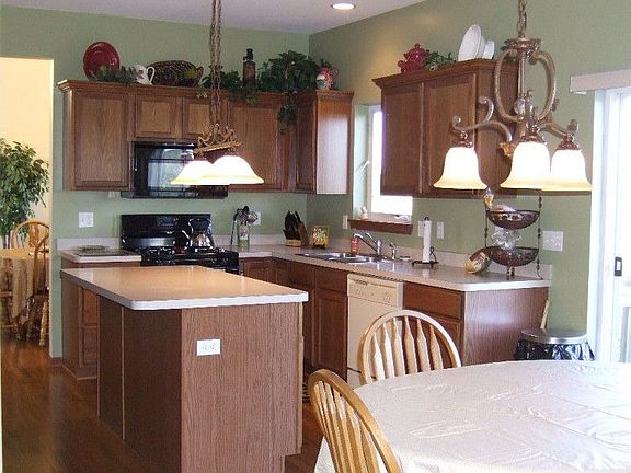 Large Eat-in Kitchen