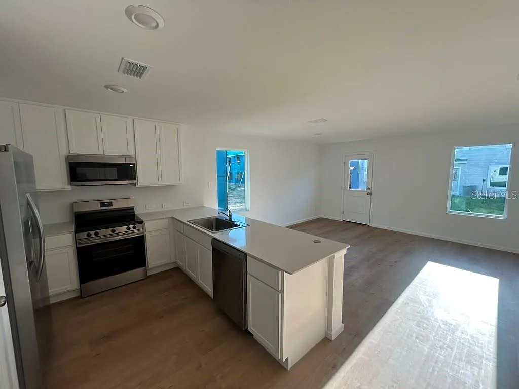 3 bed, 2.0 bath, 1460 sqft, $2,100 — Photo 3