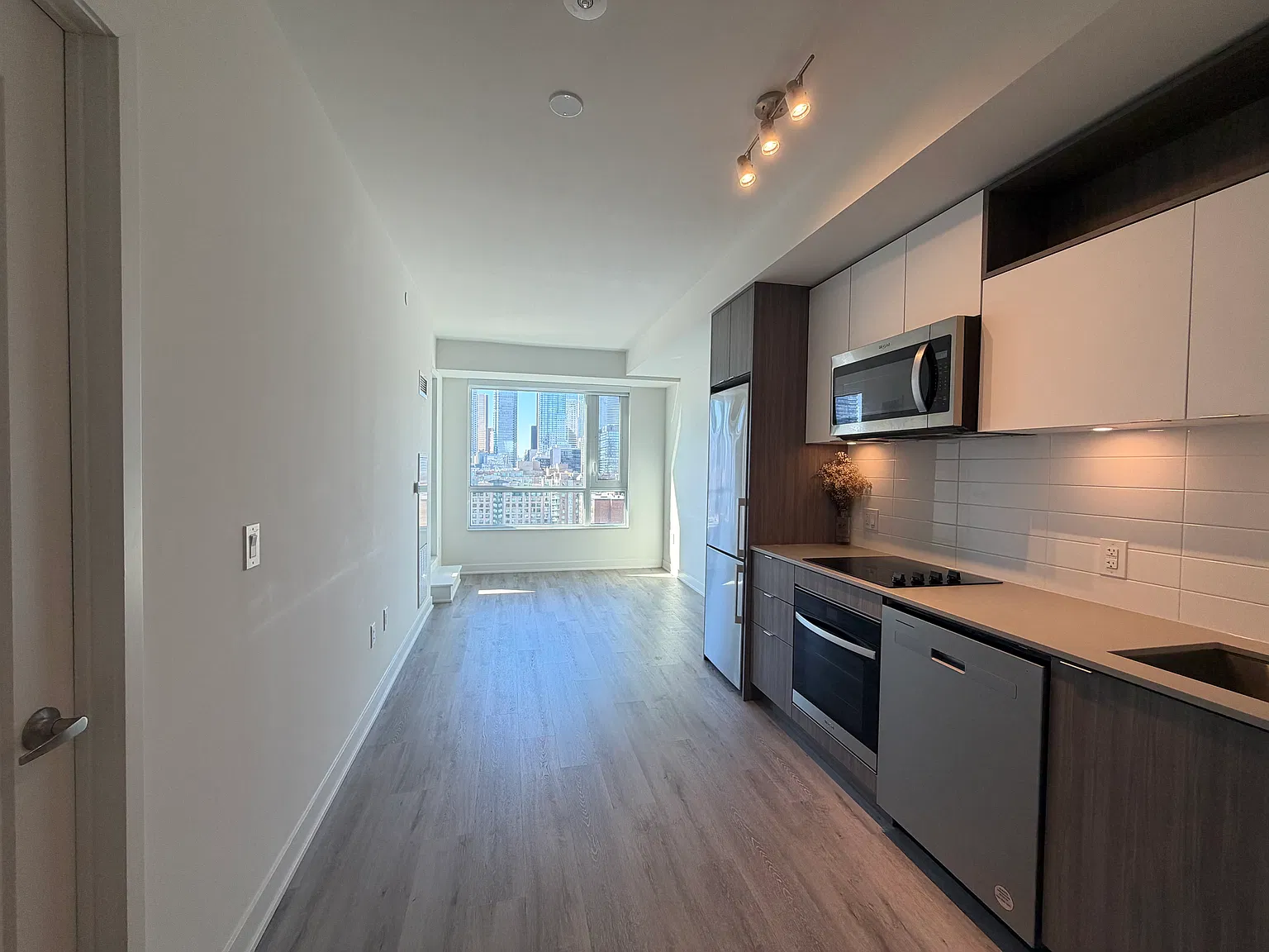 2 bed, 680 sqft, $2,700 — Photo 4