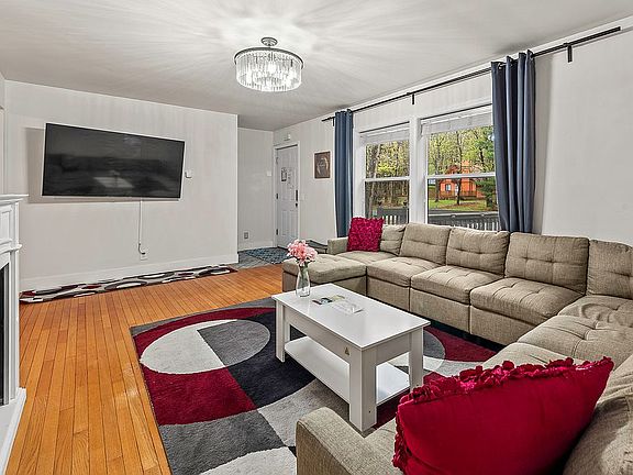 2nd image of 168 Oak Pl
