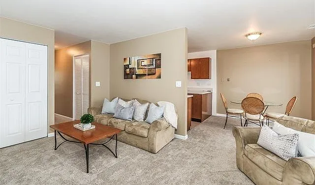 322 Newport Ln — Photo 7