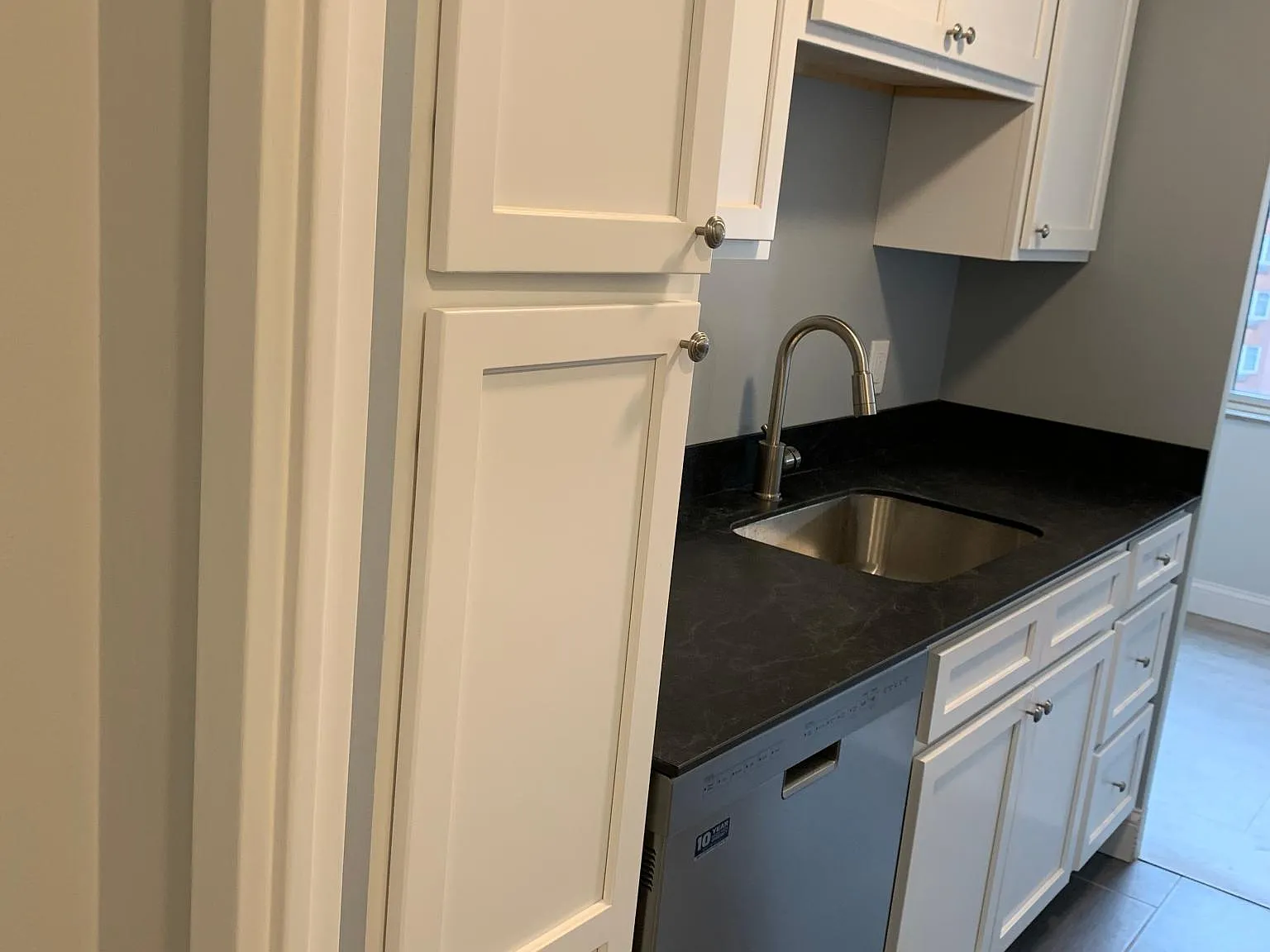1 bed, 704 sqft, $1,385 — Photo 2