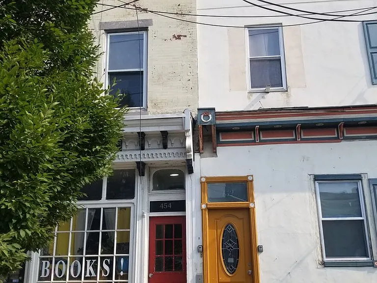 Private bedroom Building is located in a great area in fishtown — Photo 7