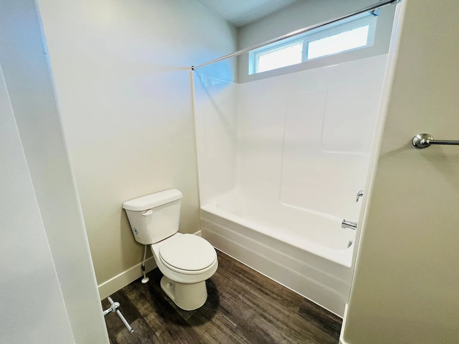 6 bed, 3003 sqft, $3,200 — Photo 3