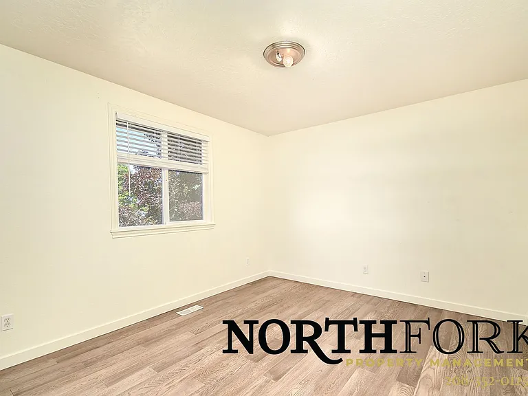 1322 E Grand Canyon St — Photo 12