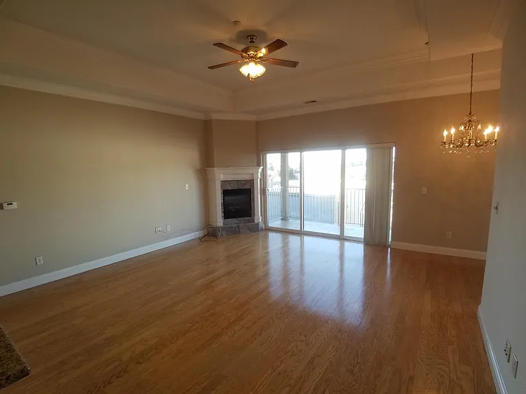 569 Merritt Ave — Photo 7