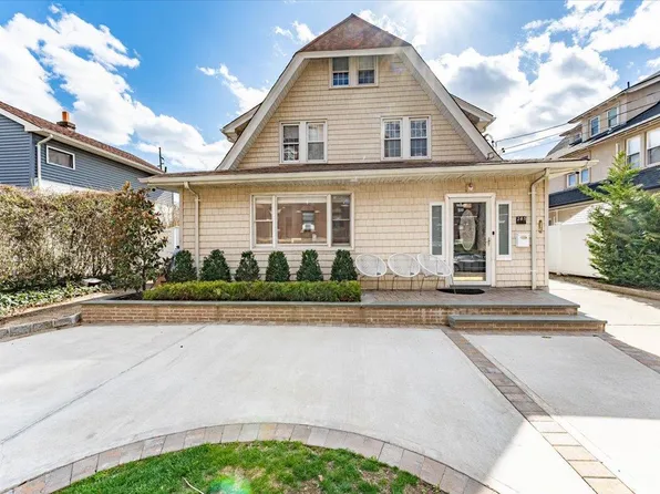 205 Club Drive, Woodmere, NY 11598