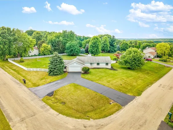 5370 E Scarlet Oak Ln, Byron, IL 61010