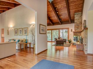 25 E Oaks Rd, North Oaks, MN 55127