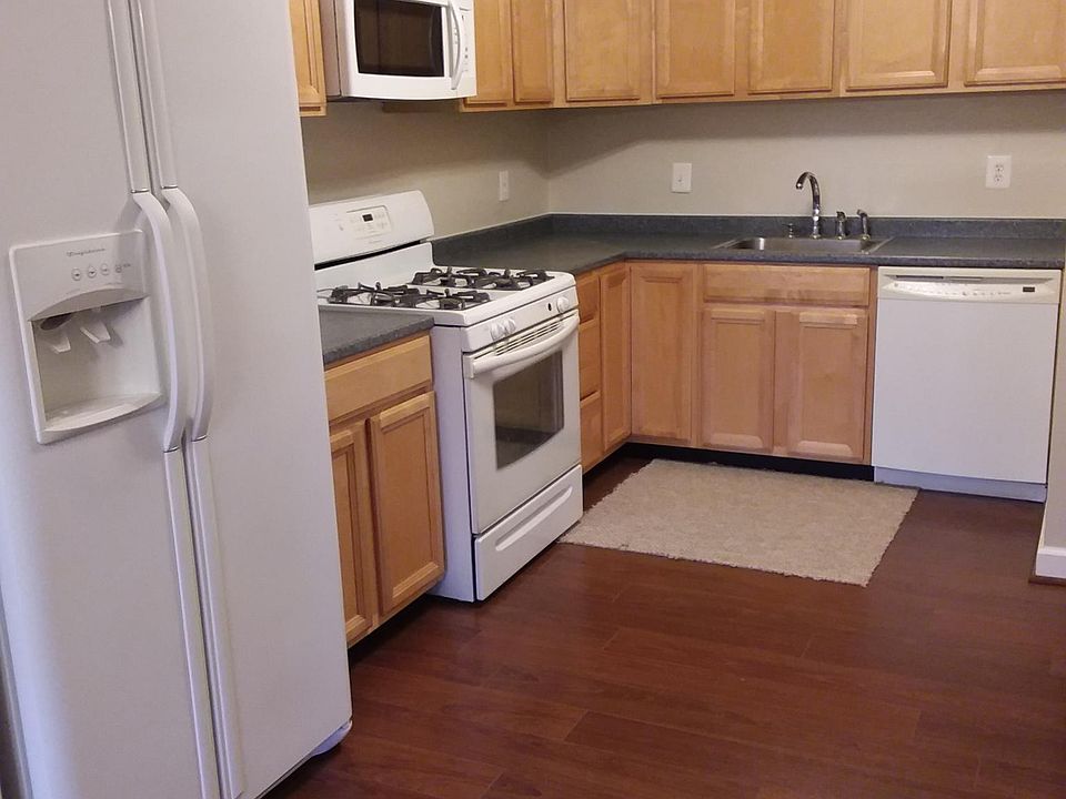 2nd image of 858 Quince Orchard Blvd #10