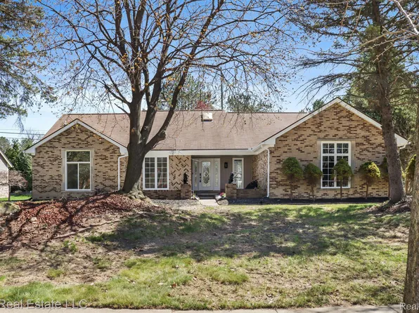 1047 Falcon Dr, Troy, MI 48098