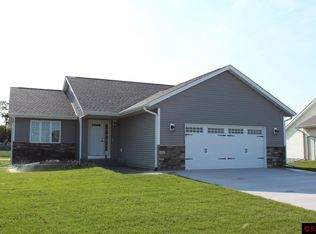 2378 Rolling Green Ln, North Mankato, MN 56003