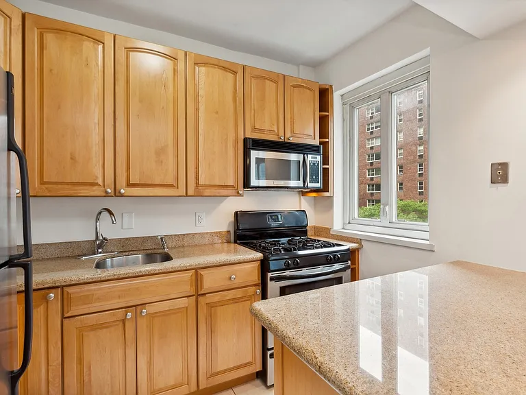 333 W 57th St #7A — Photo 4