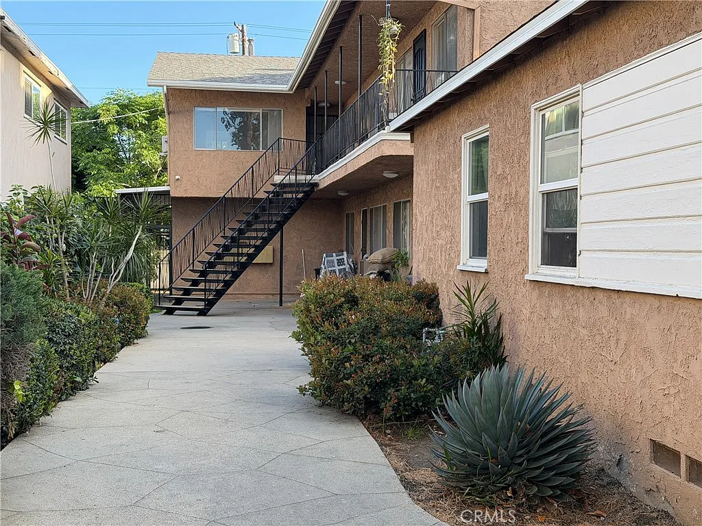 10 bed, 5565 sqft, $1,425 — Photo 1