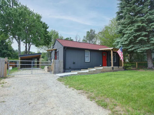 1077 Oak Ter, Traverse City, MI 49686