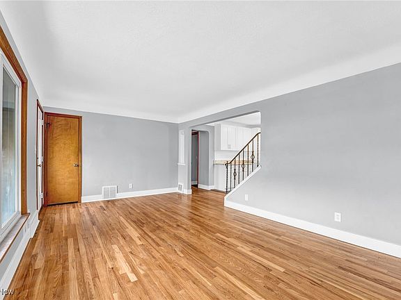 5th image of 30042 Truman Ave