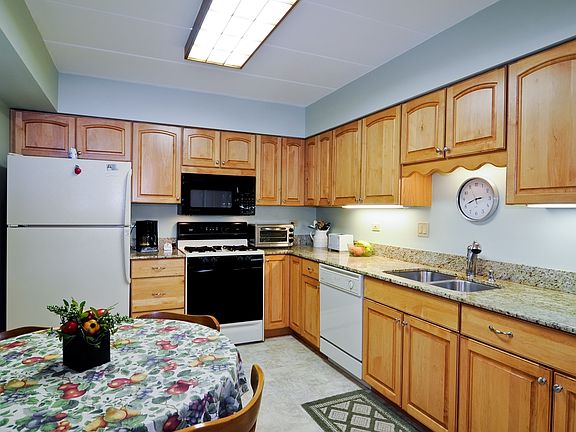 3rd image of 7711 Sussex Creek Dr APT 1B