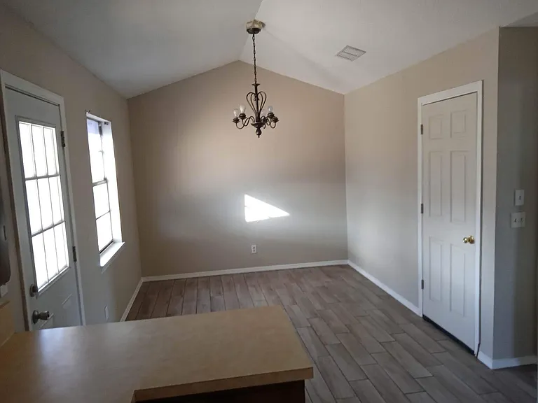616 Briarwood Ln — Photo 16