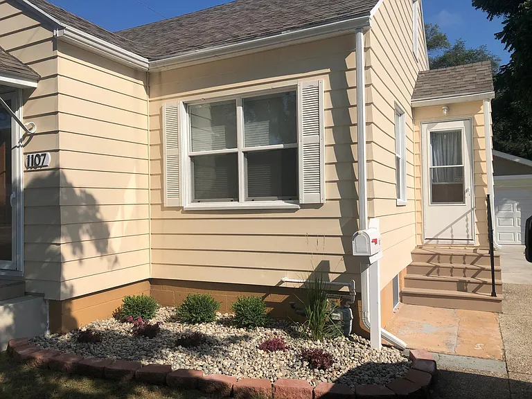 1107 Grant Ave — Photo 4