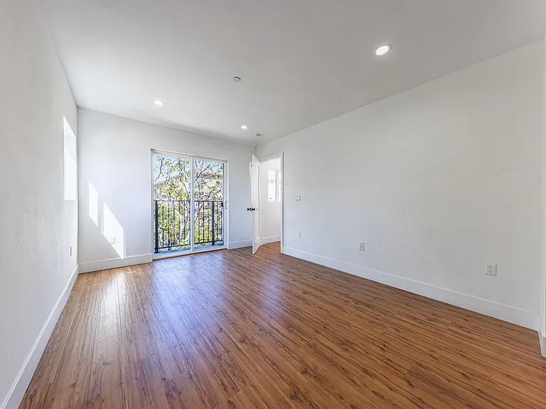 Luxury 3 & 4 Bed Townhomes | Walk to NoHo Arts District + Toluca Lake — Photo 52