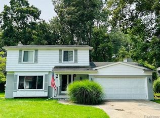 8555 Glengarry Rd, Grosse Ile, MI 48138
