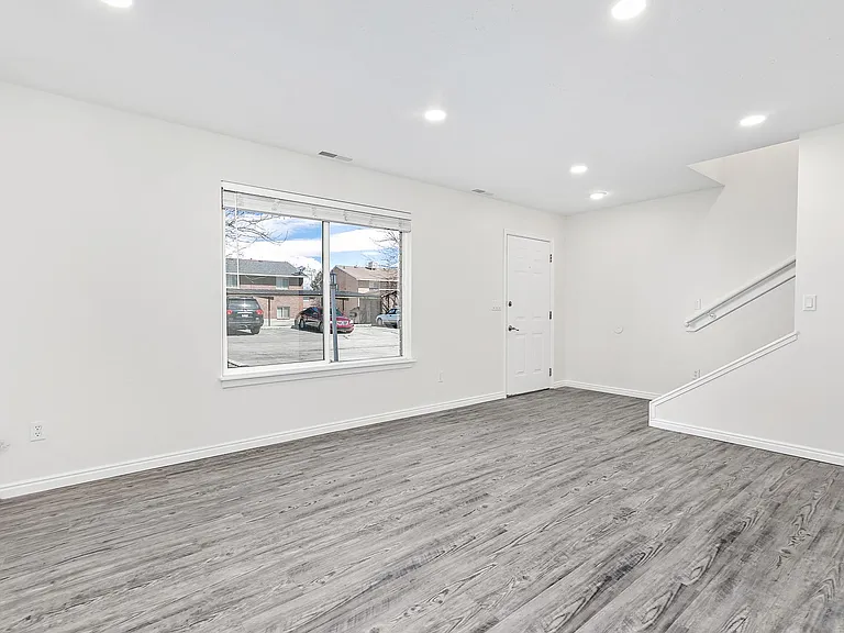 205 N Geneva Rd #13 — Photo 2