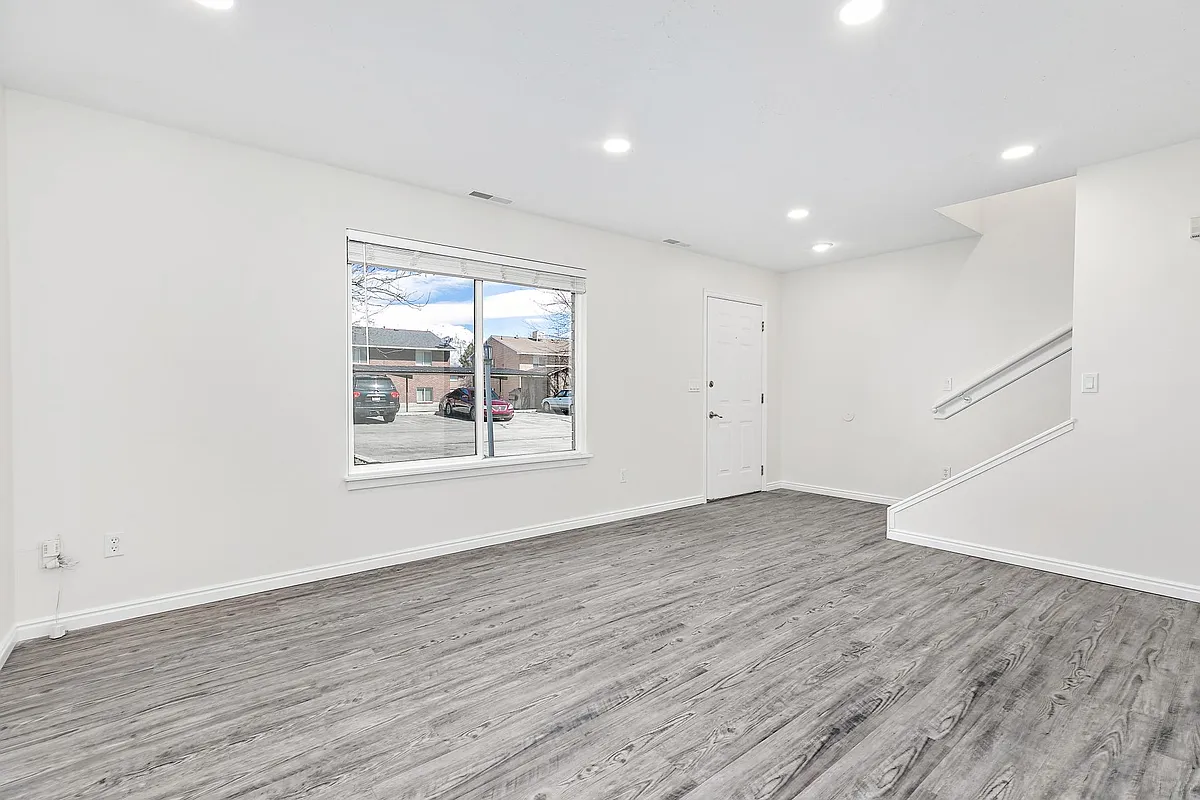 Building Photo - 205 N Geneva Rd #13