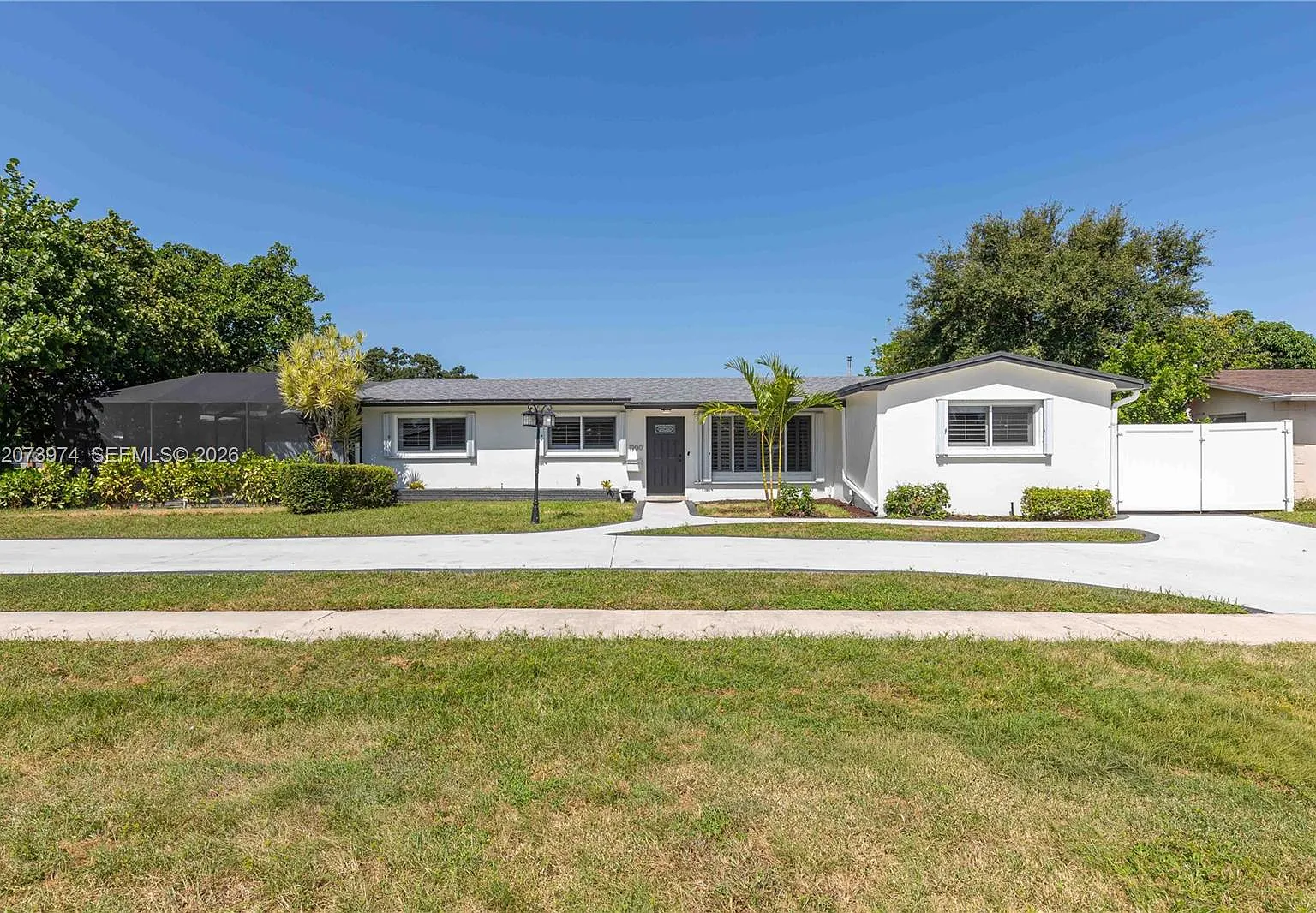 Pasadena Lakes — Photo 1