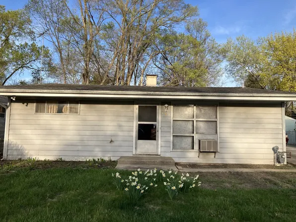 157 N Pershing Ave, Mundelein, IL 60060