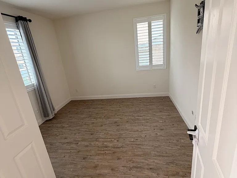 327 Las Flores Dr — Photo 2