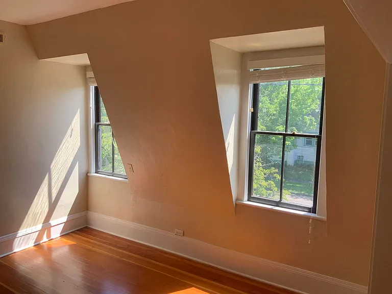 1006 W 12th Aly — Photo 17