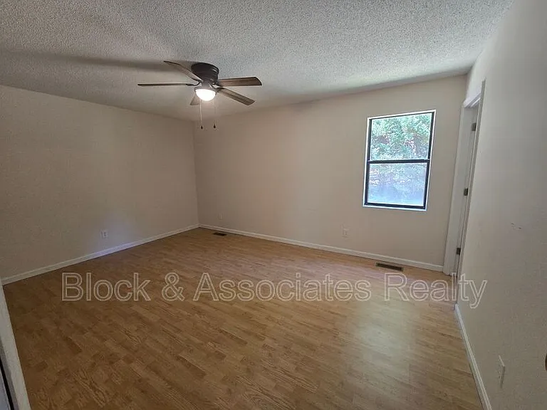 3945 Woodcrest St — Photo 8