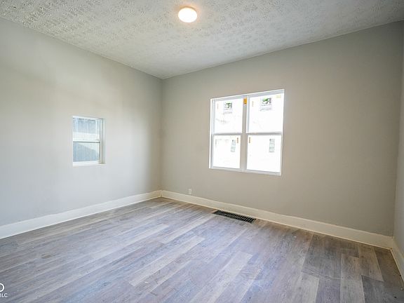 3rd image of 415 E 15th St