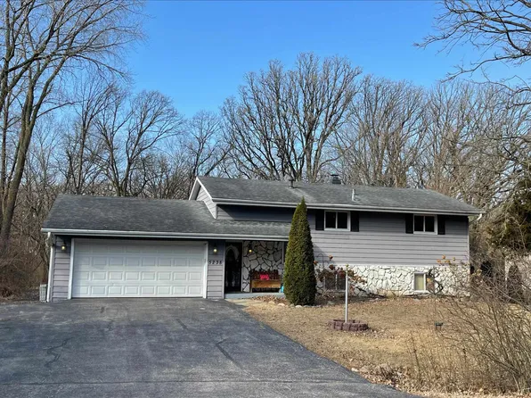 5238 Lake Crest Rd, Loves Park, IL 61111
