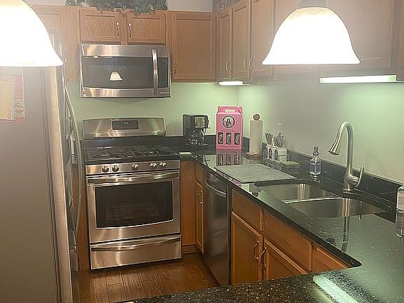 Kitchen w/ bar & stools