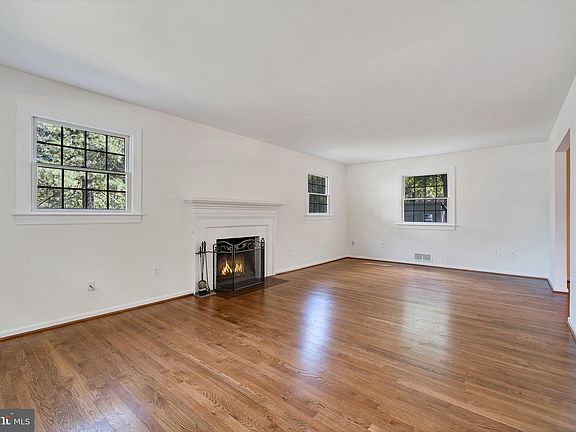 3rd image of 1109 Anesbury Ct